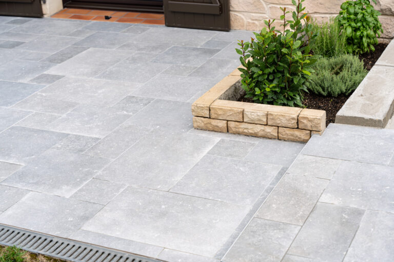Terrasse extérieure avec carrelage imitation béton gris clair,